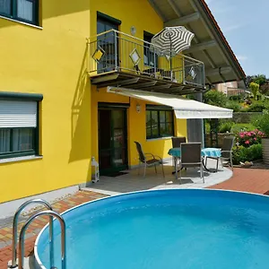 Apartment Barth, Tittling